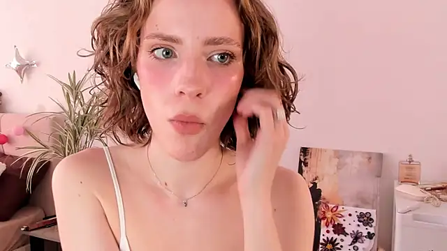 Snapshot of imogensy chatting on 05.21.26 imogensy online show from 05.21.26