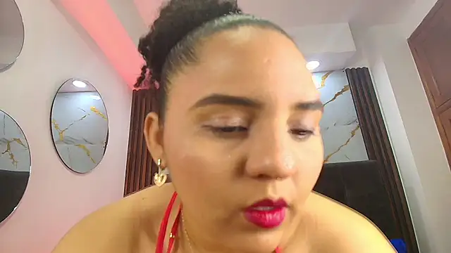 Snapshot of Sol__Latina chatting on 05.19.26 Sol Latina online show from 05.19.26