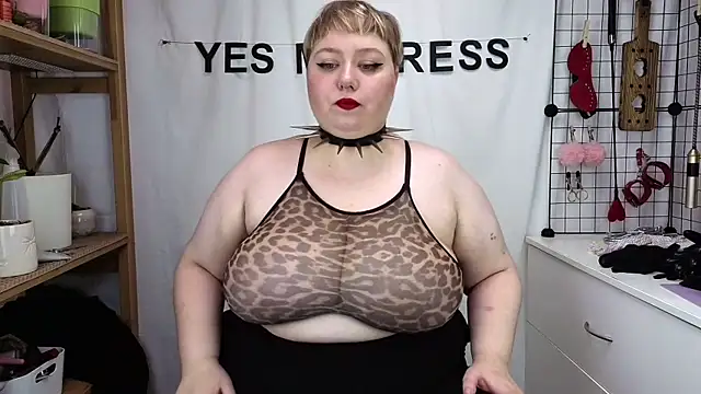 Snapshot of mistress_molly chatting on 05.16.26 mistress molly online show from 05.16.26