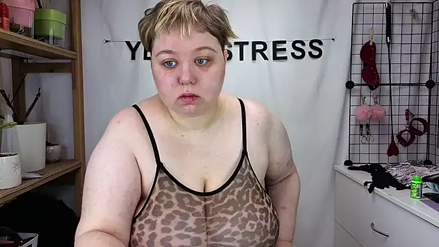 Snapshot of mistress_molly chatting on 05.17.26 mistress molly online show from 05.17.26