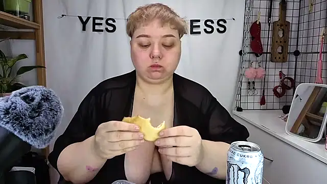Snapshot of mistress_molly chatting on 05.23.26 mistress molly online show from 05.23.26
