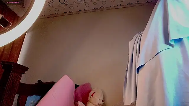 Snapshot of Nadine_Nassib chatting on 06.20.26 Nadine Nassib online show from 06.20.26