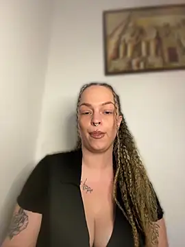 Snapshot of WaitingLucia chatting on 05.17.26 WaitingLucia online show from 05.17.26