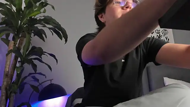 Snapshot of LucasMoraless chatting on 05.25.26 LucasMoraless online show from 05.25.26
