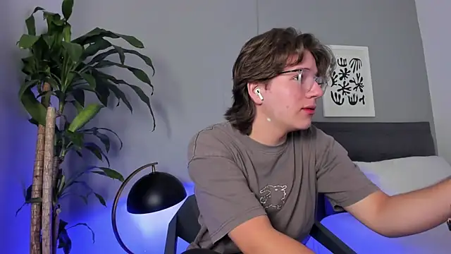 Snapshot of LucasMoraless chatting on 05.28.26 LucasMoraless online show from 05.28.26