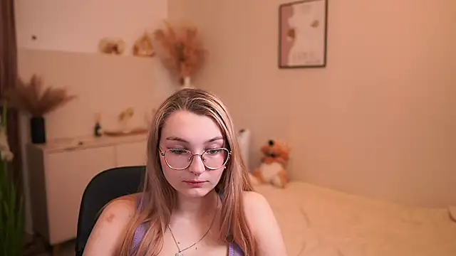 Snapshot of Sophielux18 chatting on 05.20.26 Sophielux18 online show from 05.20.26