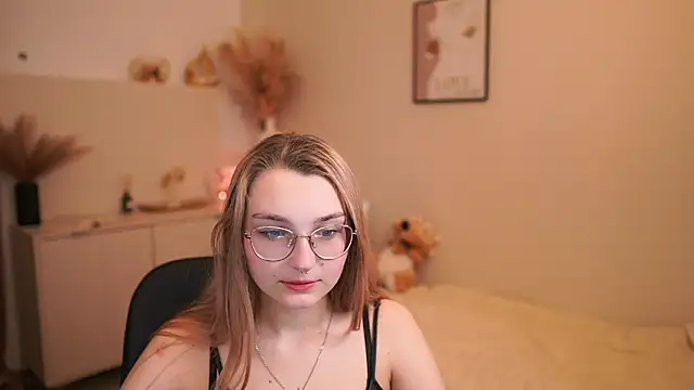Snapshot of Sophielux18 chatting on 05.21.26 Sophielux18 online show from 05.21.26