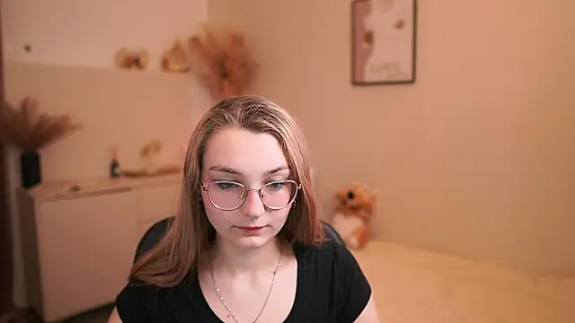 Snapshot of Sophielux18 chatting on 05.23.26 Sophielux18 online show from 05.23.26