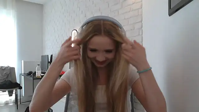 Snapshot of AmandaFix chatting on 05.20.26 AmandaFix online show from 05.20.26