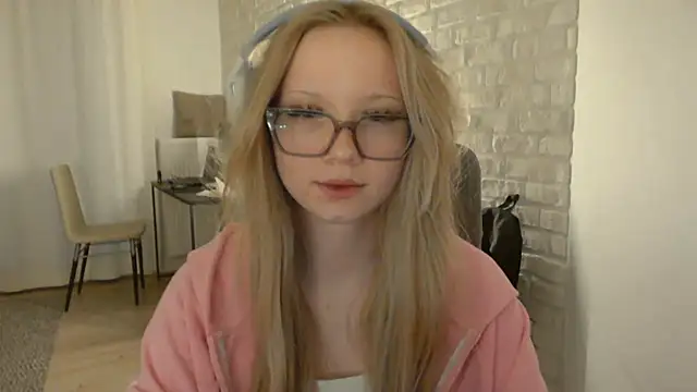 Snapshot of AmandaFix chatting on 05.23.26 AmandaFix online show from 05.23.26