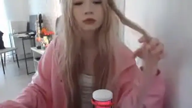 Snapshot of AmandaFix chatting on 05.28.26 AmandaFix online show from 05.28.26