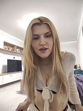 Snapshot of HotBlondie69 chatting on 06.15.26 HotBlondie69 online show from 06.15.26