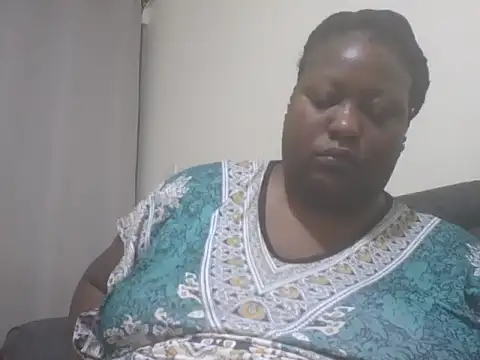 Snapshot of fat_ebonyqueen chatting on 06.11.26 fat ebonyqueen online show from 06.11.26