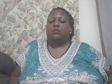 Snapshot of fat_ebonyqueen chatting on 06.20.26 fat ebonyqueen online show from 06.20.26