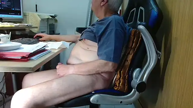 Snapshot of Alexxx47100 chatting on 05.28.26 Alexxx47100 online show from 05.28.26