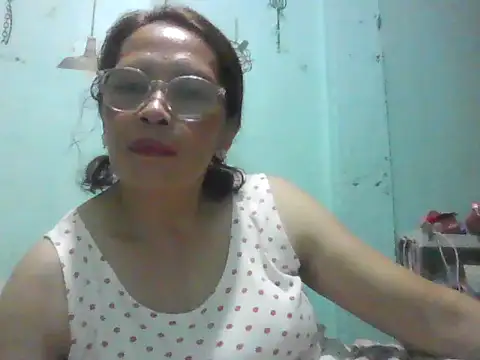 Snapshot of momshe2026 chatting on 05.31.26 momshe2026 online show from 05.31.26