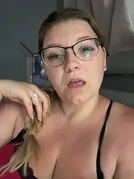 Snapshot of LucieLouBabe chatting on 05.28.26 LucieLouBabe online show from 05.28.26