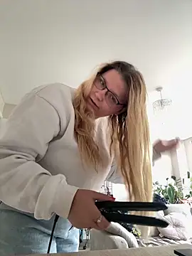 Snapshot of LucieLouBabe chatting on 06.15.26 LucieLouBabe online show from 06.15.26