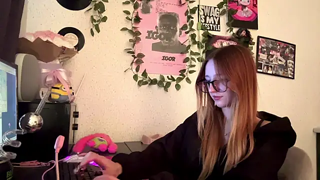 Snapshot of Sunshine_Kira chatting on 05.30.26 Sunshine Kira online show from 05.30.26