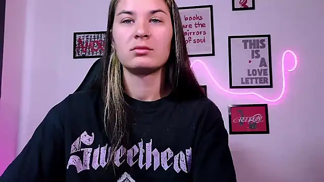 Snapshot of AlisaFrost chatting on 06.22.26 AlisaFrost online show from 06.22.26