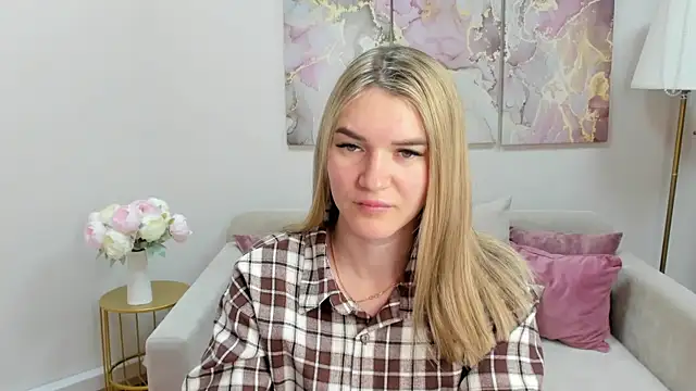 Snapshot of RoxyReignn chatting on 07.15.26 RoxyReignn online show from 07.15.26