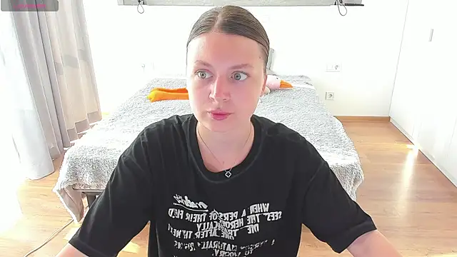 Snapshot of Kitkatvel chatting on 06.24.26 Kitkatvel online show from 06.24.26