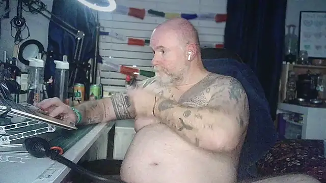 Snapshot of Tattooed_Dilf_01 chatting on 08.06.26 Tattooed Dilf 01 online show from 08.06.26