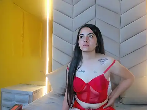Snapshot of lauraura chatting on 05.26.26 lauraura online show from 05.26.26