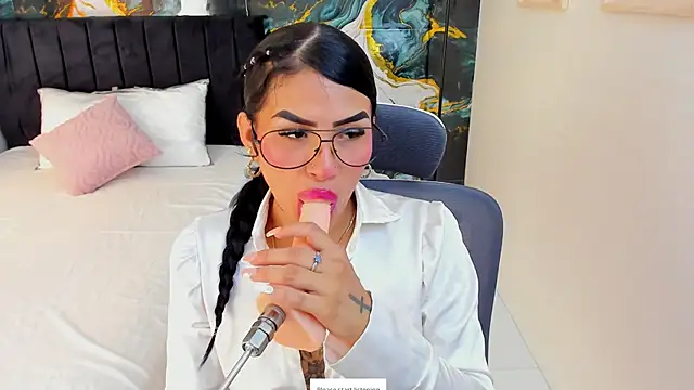 Snapshot of Alanna_Wild chatting on 06.22.26 Alanna Wild online show from 06.22.26