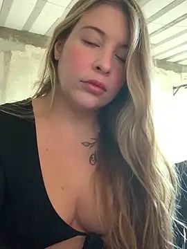 Snapshot of thania_bby chatting on 05.29.26 thania bby online show from 05.29.26