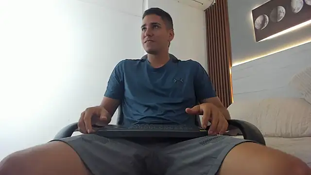 Snapshot of Mauro_boy chatting on 06.11.26 Mauro boy online show from 06.11.26