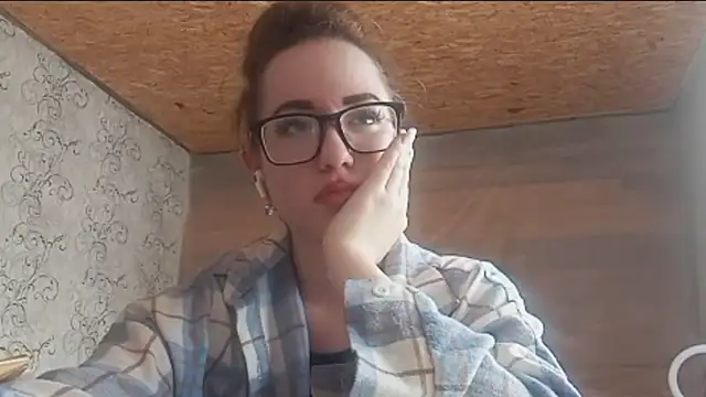 Snapshot of OliviaMoment chatting on 06.06.26 OliviaMoment online show from 06.06.26