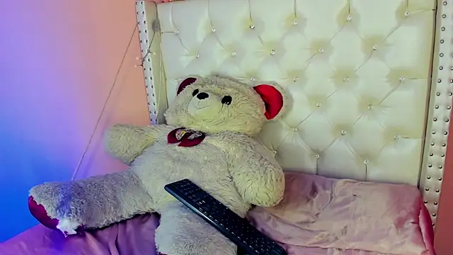 Snapshot of valentinee_xo chatting on 06.19.26 valentinee xo online show from 06.19.26