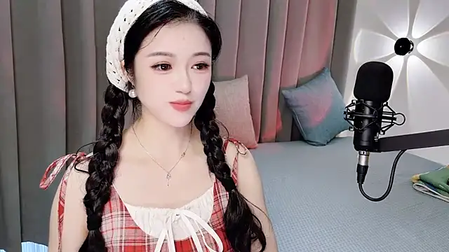 Snapshot of Momo-Wow chatting on 06.19.26 Momo-Wow online show from 06.19.26