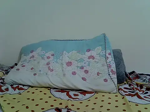 Snapshot of freakypetite chatting on 06.19.26 freakypetite online show from 06.19.26