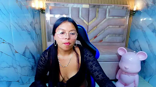 Snapshot of sophy_r chatting on 06.03.26 sophy r online show from 06.03.26