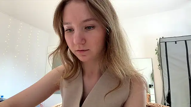 Snapshot of smalllisa chatting on 06.17.26 smalllisa online show from 06.17.26