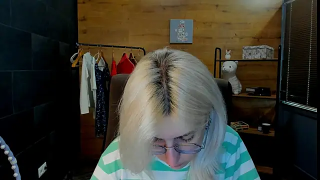 Snapshot of DaisyHopkins chatting on 06.21.26 DaisyHopkins online show from 06.21.26