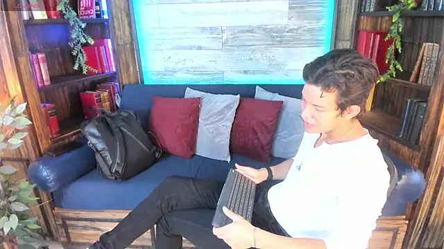 Snapshot of LevinFox chatting on 06.21.26 LevinFox online show from 06.21.26