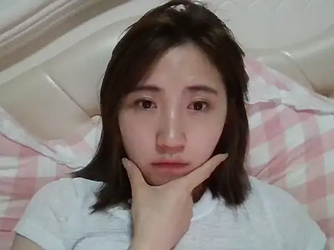 Snapshot of yiyi13 chatting on 06.14.26 yiyi13 online show from 06.14.26
