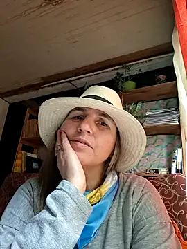 Snapshot of Almaradiante chatting on 07.15.26 Almaradiante online show from 07.15.26