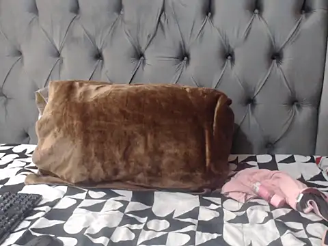 Snapshot of Loyal_Alisha chatting on 06.19.26 Loyal Alisha online show from 06.19.26