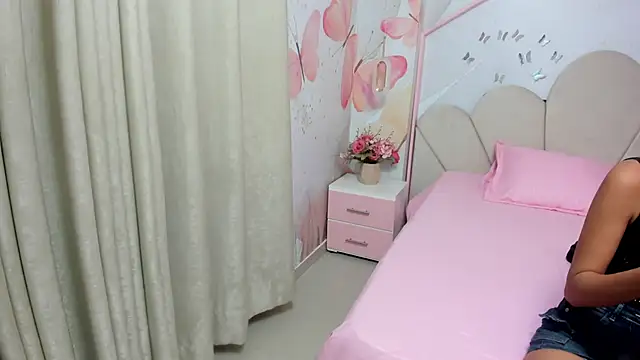 Snapshot of Millieskinny18 chatting on 06.18.26 Millieskinny18 online show from 06.18.26