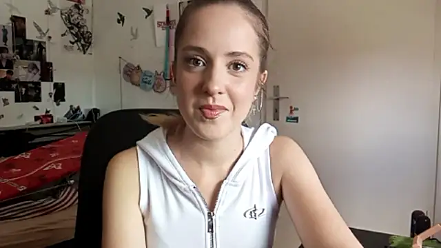 Snapshot of petaljig chatting on 06.14.26 petaljig online show from 06.14.26