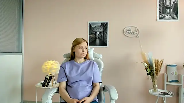 Snapshot of EloiseAlmario chatting on 06.19.26 EloiseAlmario online show from 06.19.26