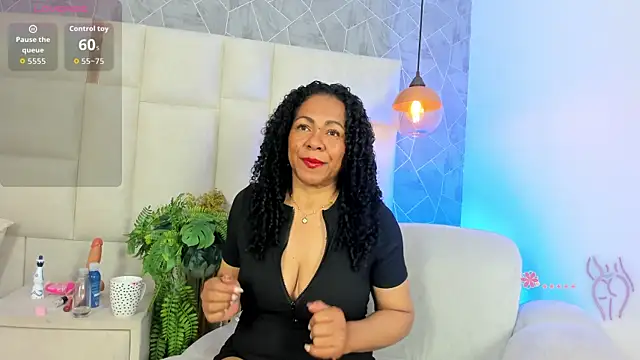 Nahomi Dominique online show from 07.04.26