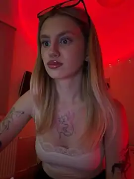 Snapshot of blondiedoll chatting on 06.22.26 blondiedoll online show from 06.22.26