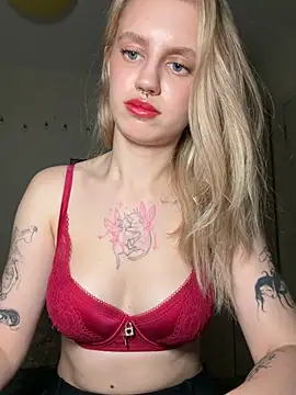 Snapshot of blondiedoll chatting on 07.28.26 blondiedoll online show from 07.28.26