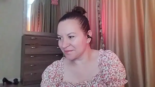 Snapshot of Lauralison chatting on 07.18.26 Lauralison online show from 07.18.26