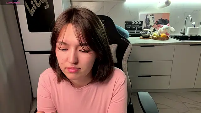 Snapshot of LilyPopss chatting on 06.20.26 LilyPopss online show from 06.20.26